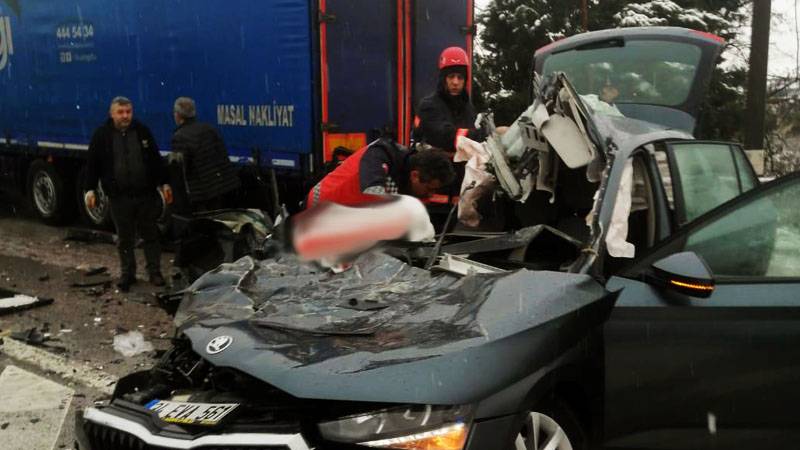 Sakarya'da feci kaza! Otomobil, TIR'a çarptı: 1 ölü, 3 yaralı
