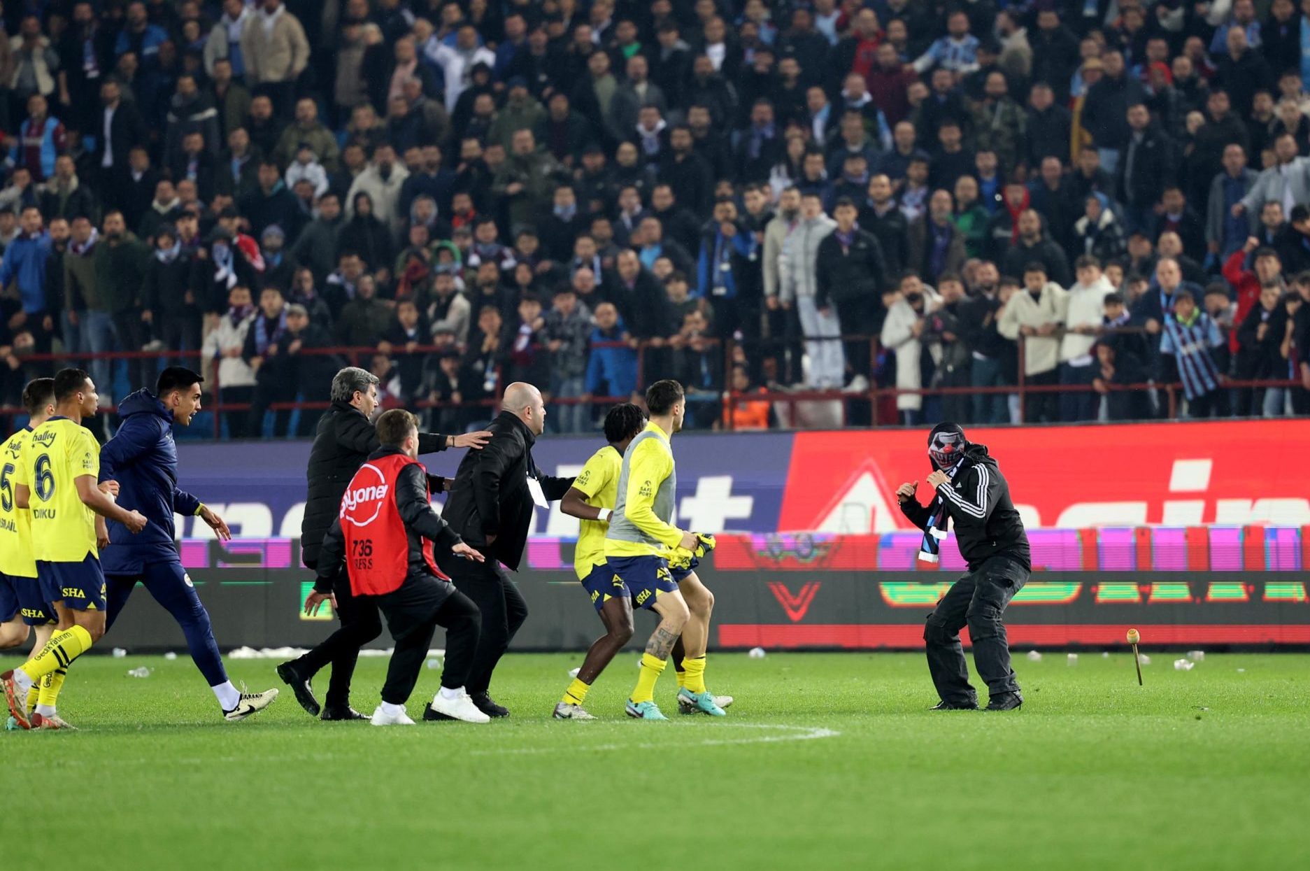 Fenerbahçeli futbolculara saldıran maskeli taraftar, tribünde "kelebek" sallamış