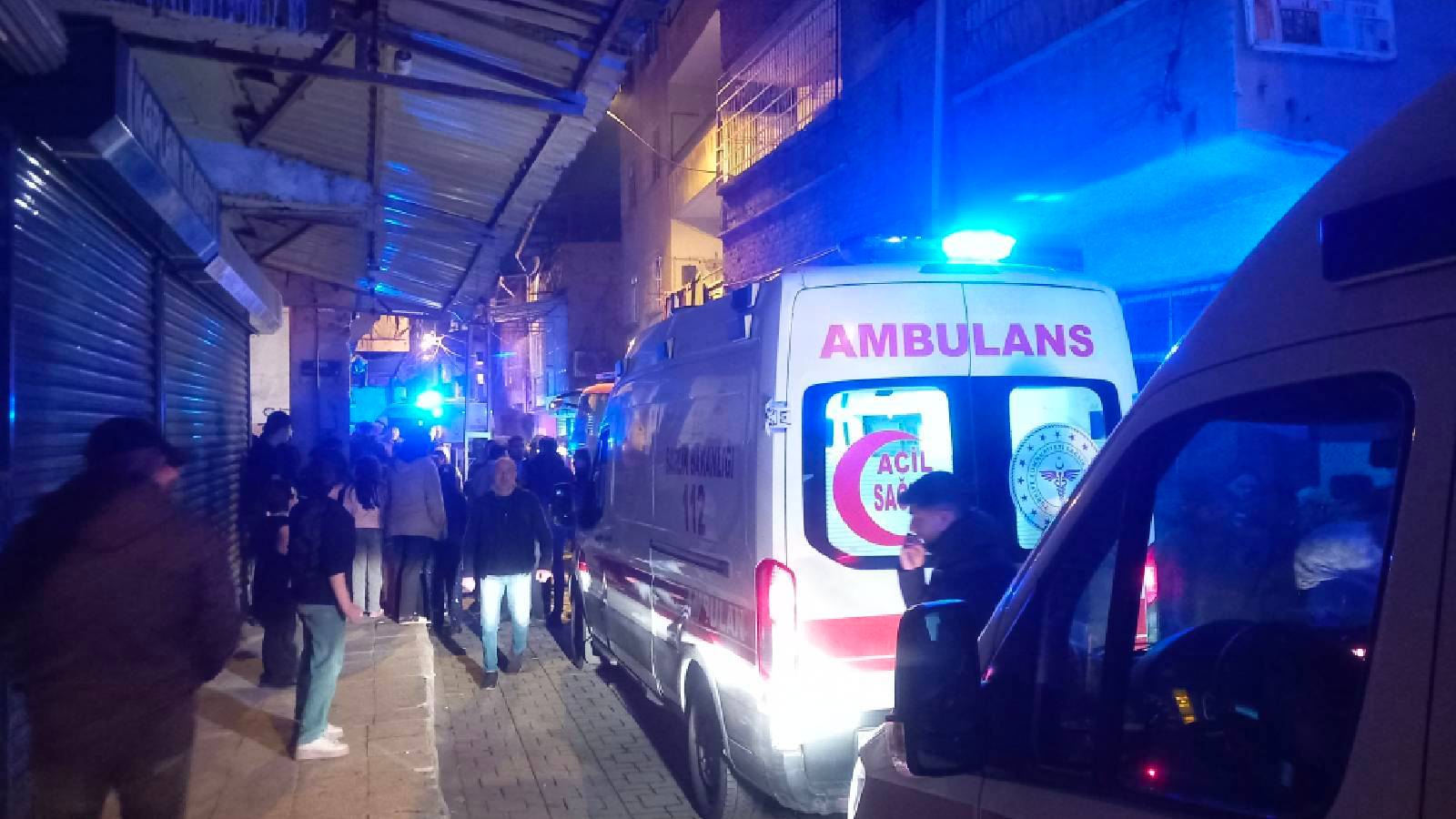 Diyarbakır'da ev yandı: 9'u çocuk 12 kişi dumandan etkilendi