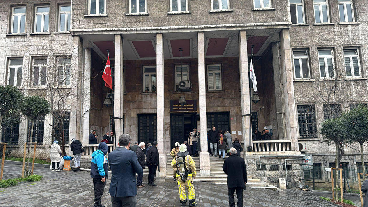 Beyoğlu Vergi Dairesi’nde yangın paniği