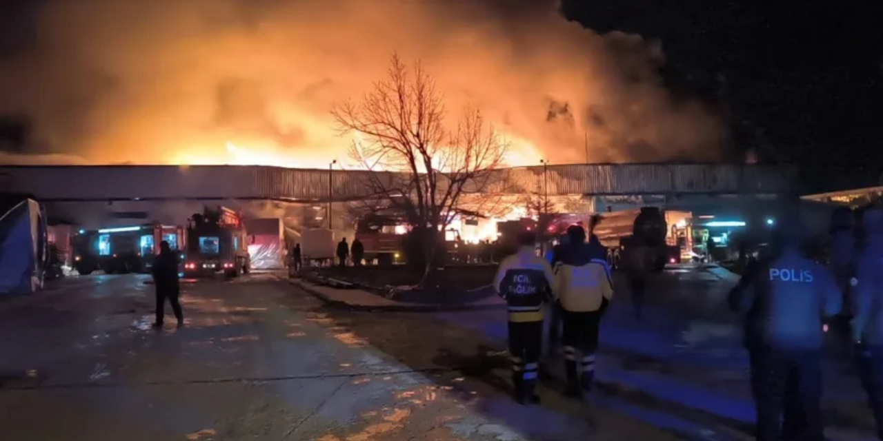Afyon'da fabrikanın deposu alev topuna döndü! Patlayıcı madde tehlikesi!