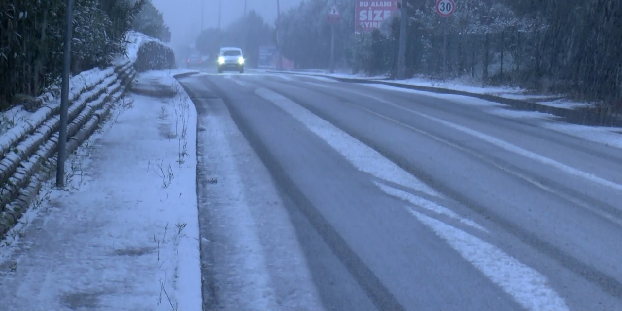 İstanbul’da kar yağışı etkili oldu: Trafikte yoğunluk ve kazalar yaşandı