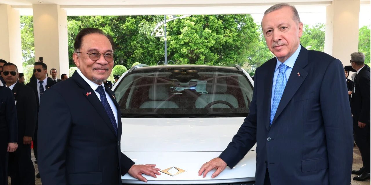 Erdoğan Malezya Başbakanı'na TOGG hediye etti