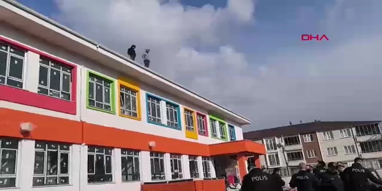 Bursa'da maaşları ödenmeyen işçiler çatıya çıktı!