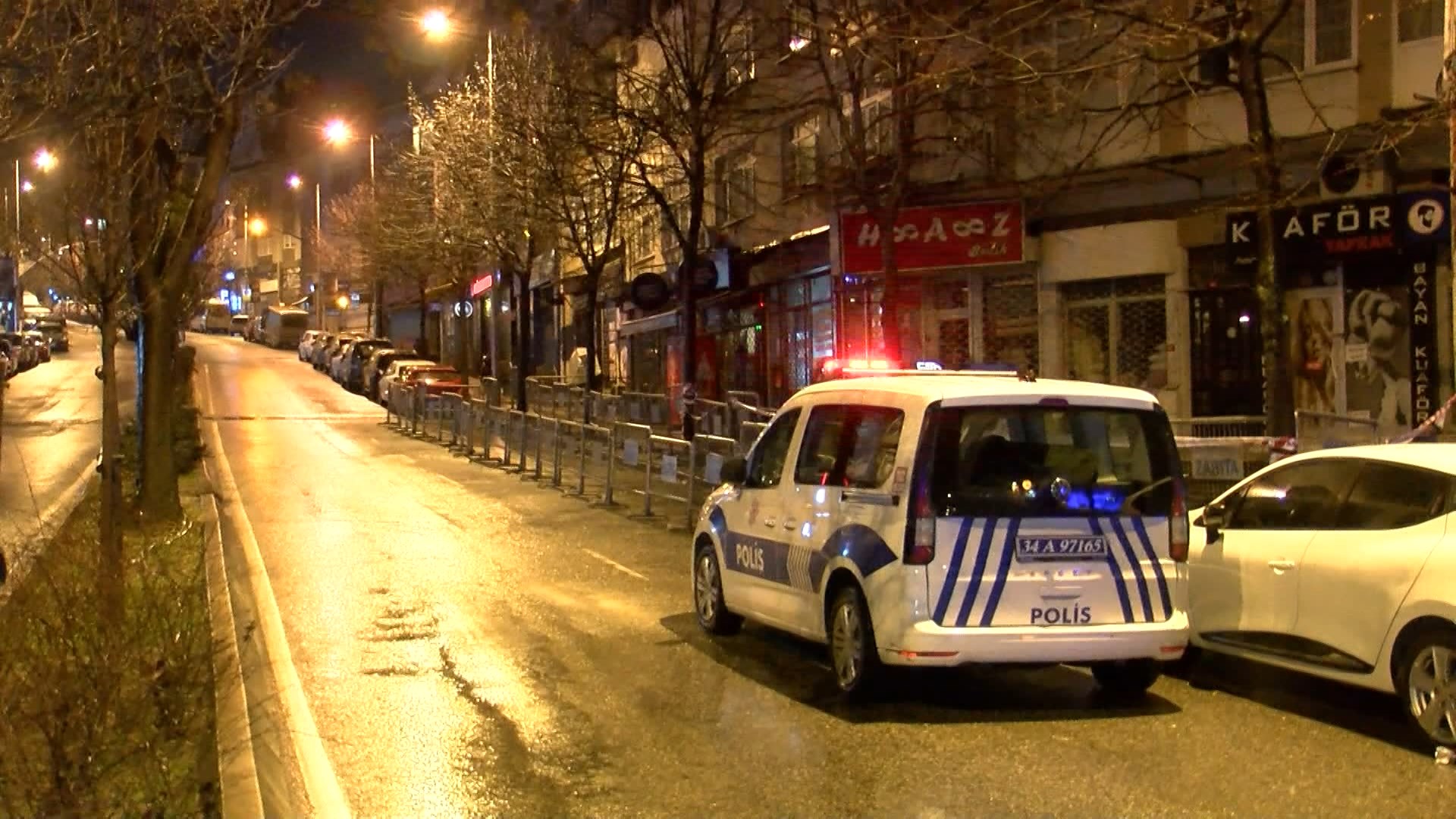 Üsküdar'da istinat duvarı kaydı: 2 bina boşaltıldı