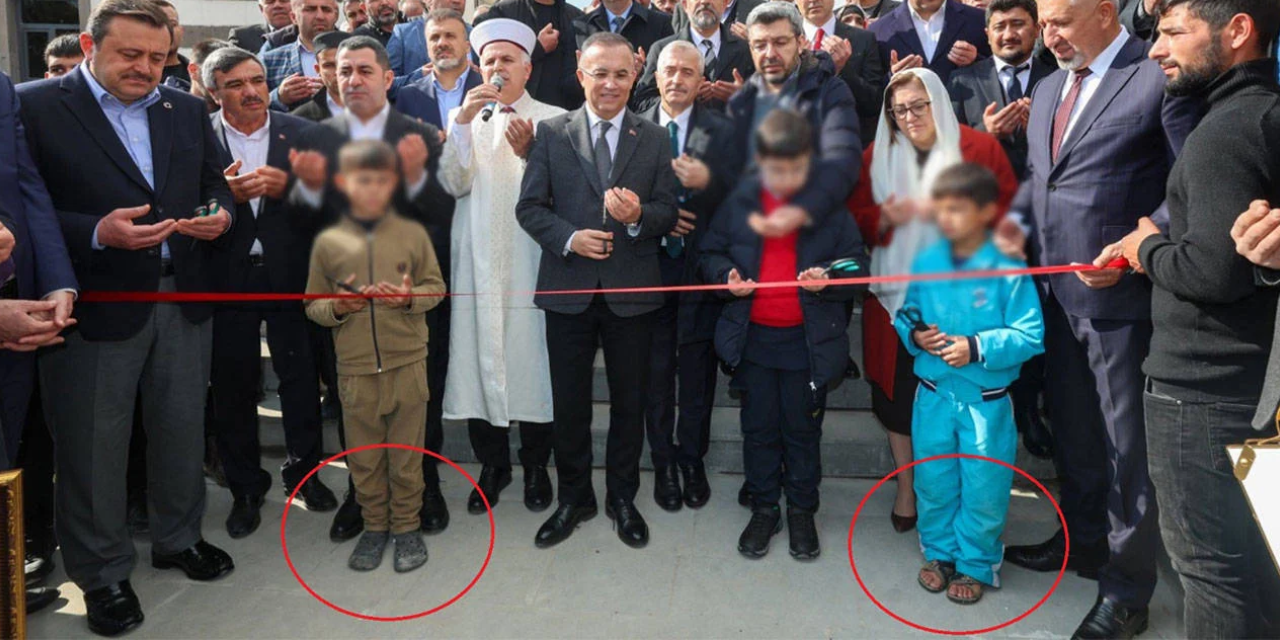 AKP’li isimlerin katıldığı cami açılışında ayakkabısız çocuklar görüntülendi