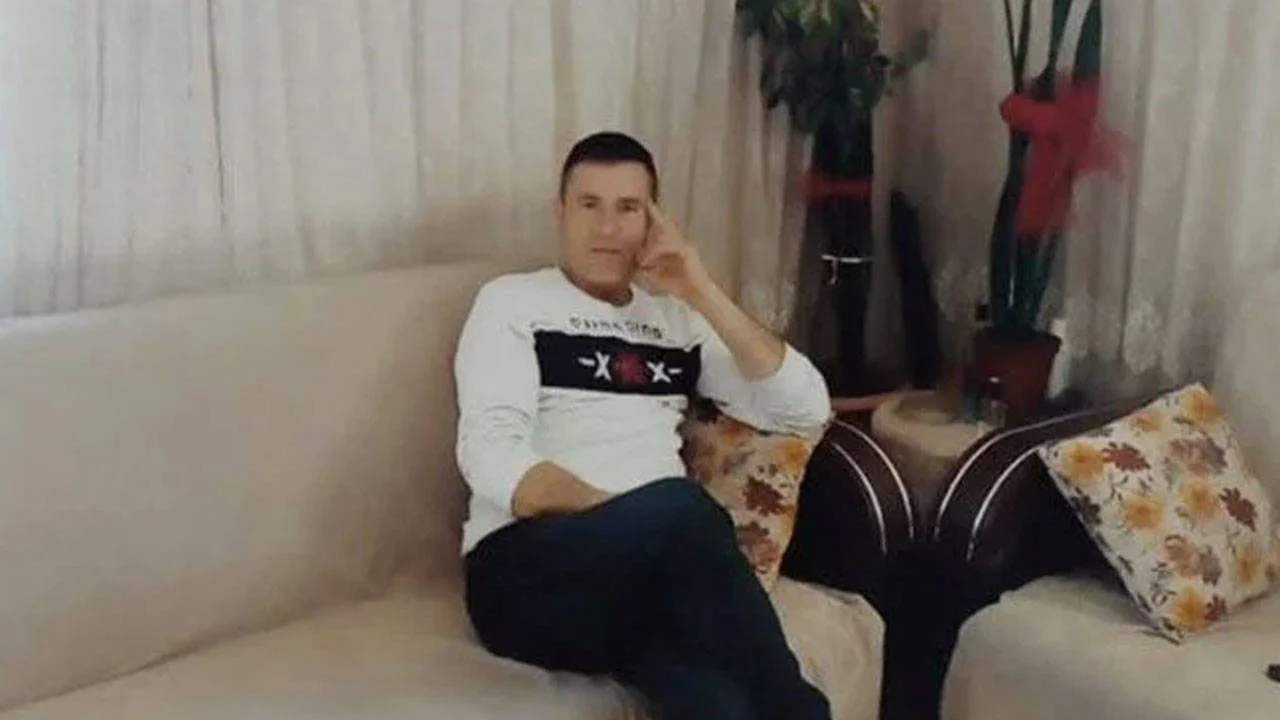 Kendisini mehdi ilan etti, babasını öldürdü