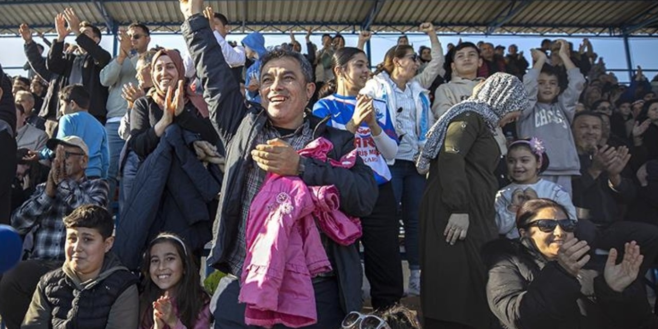 Maçları şenlik havasında geçiyor: Mersin'de futbol şöleni