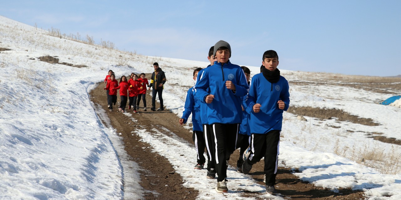 Çocuk atletler kar kış demeden Ağrı'da çalışmalarına devam ediyor