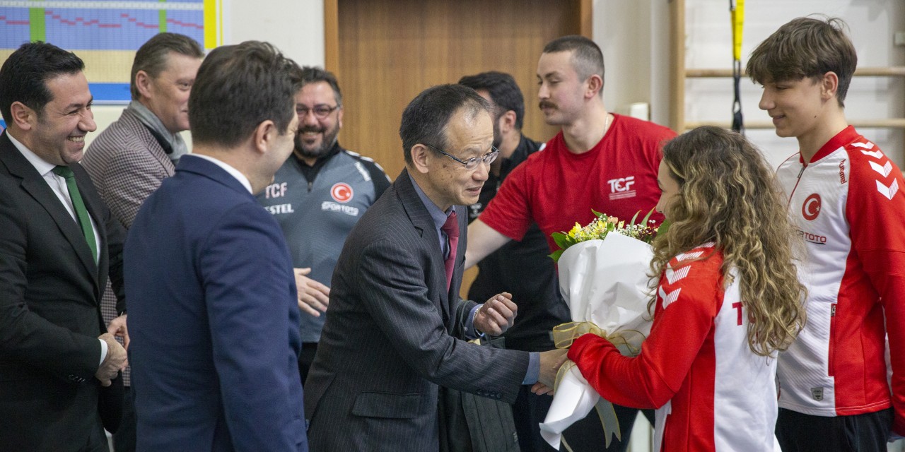 Japon diplomat Iwasa, Bolu'da milli cimnastikçileri ziyaret etti