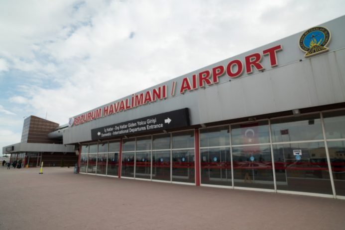 Yolcular birbirine girdi, pilot Erzurum'a acil iniş yaptı