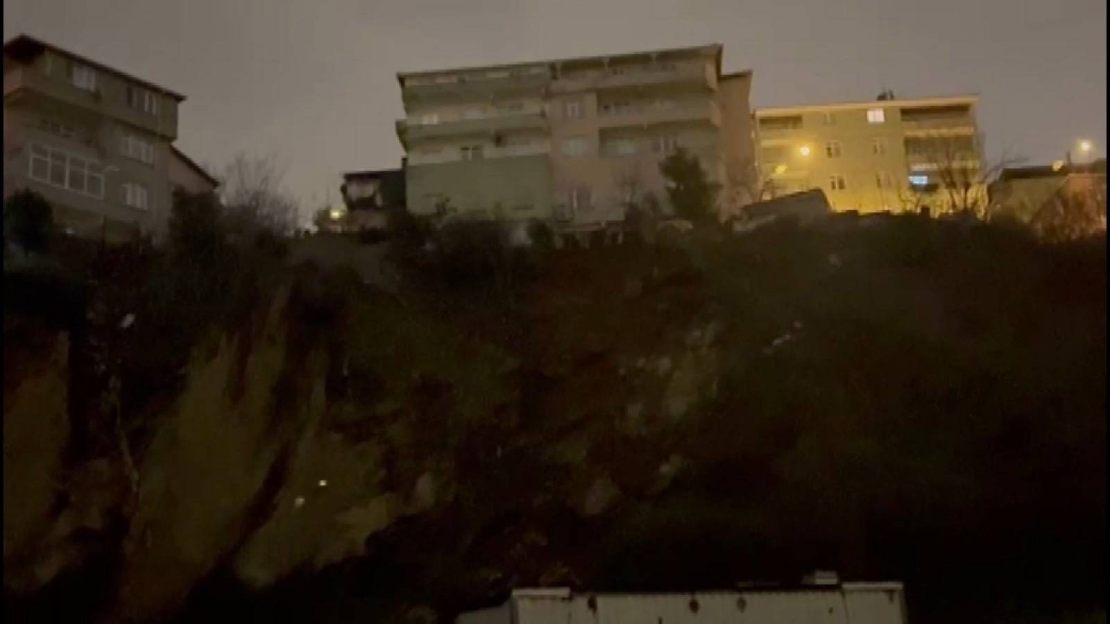 Üsküdar'da toprak kayması nedeniyle 2 bina boşaltıldı
