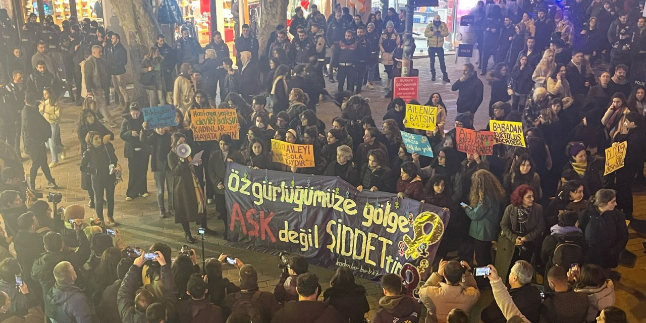 Kadınların Kadıköy'deki 14 Şubat eylemine polis müdahalesi: Çok sayıda gözaltı var