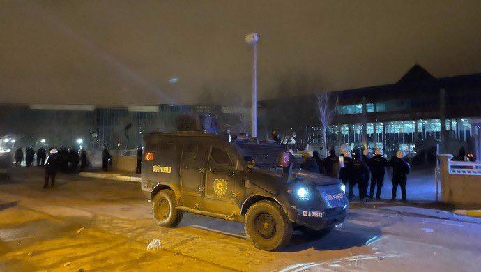 Bir belediyeye daha kayyım atandı… Van Büyükşehir Belediyesi'nin binasına gece polis girdi