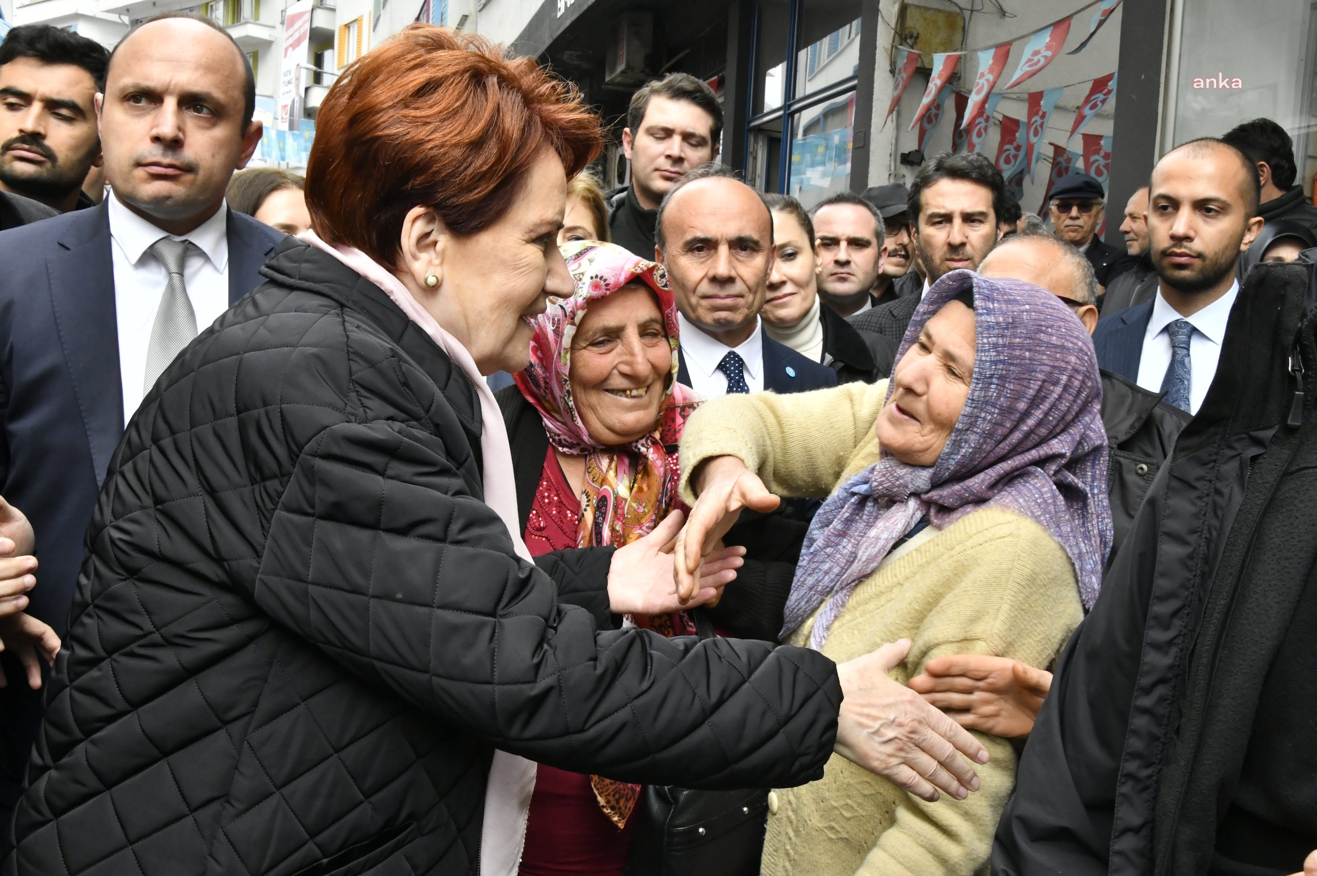 Meral Akşener Trabzon’da esnafı ziyaret etti
