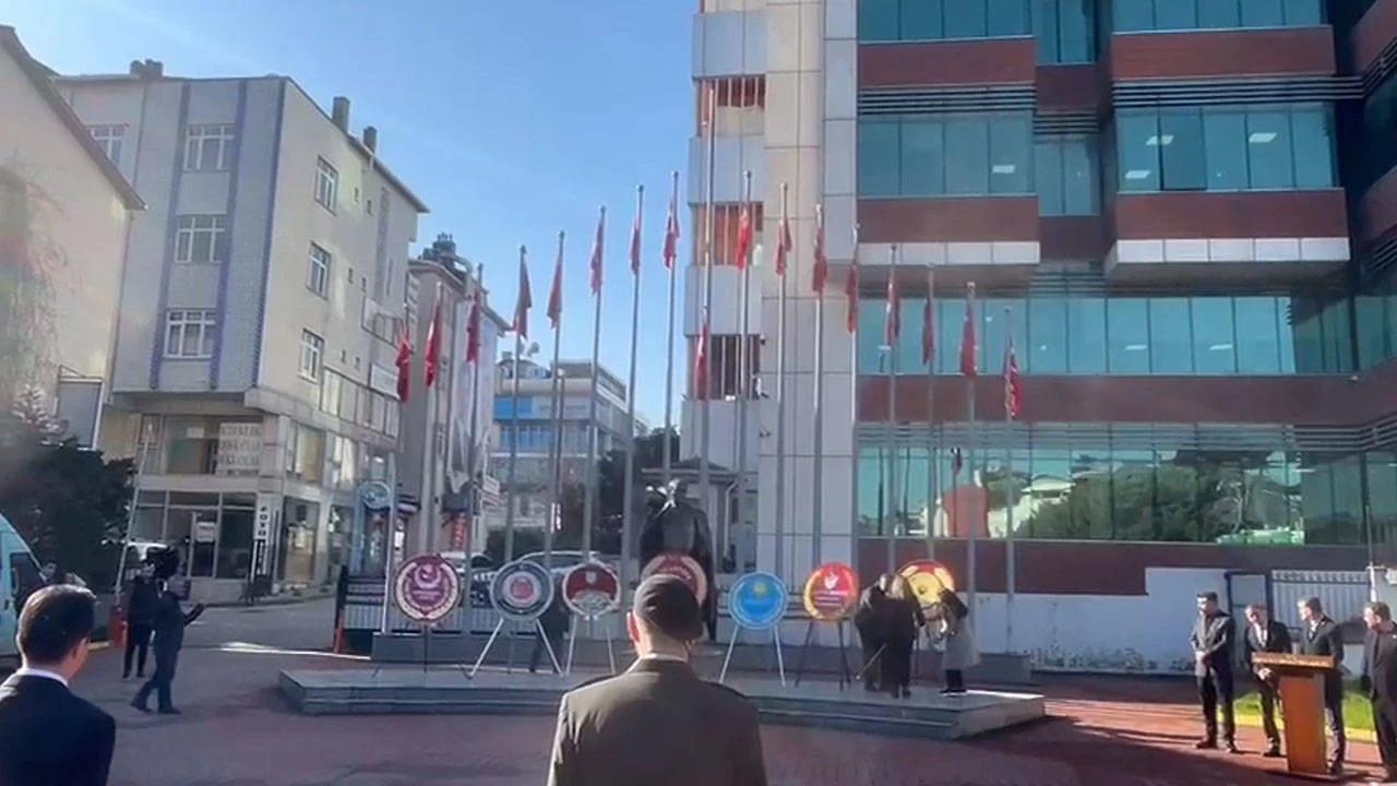 AKP'li belediye Çanakkale Zaferi töreninde Atatürk anıtına çelenk koymadı