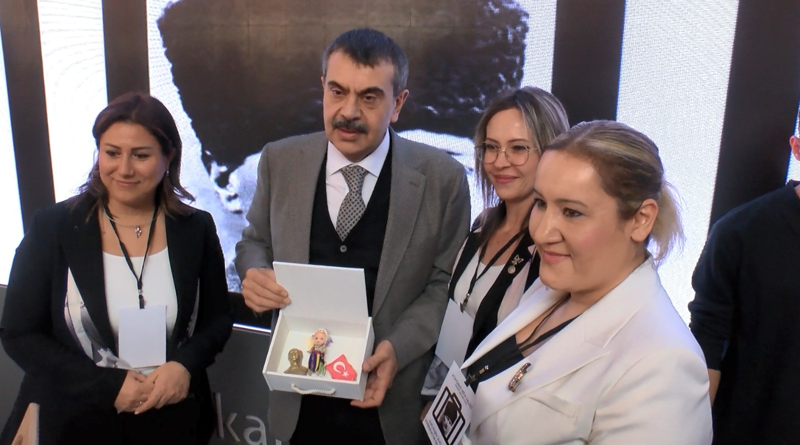Bakan Tekin: Vatanımıza sahip çıkacak nesiller yetiştirmeyi önceliyoruz