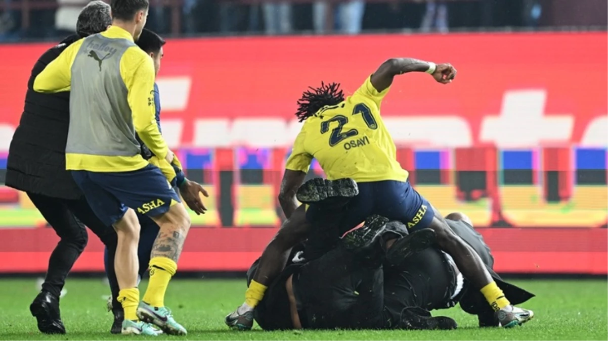 Fenerbahçe taraftarı, Osayi Samuel'i bağrına bastı: Yumruğu tişört oldu