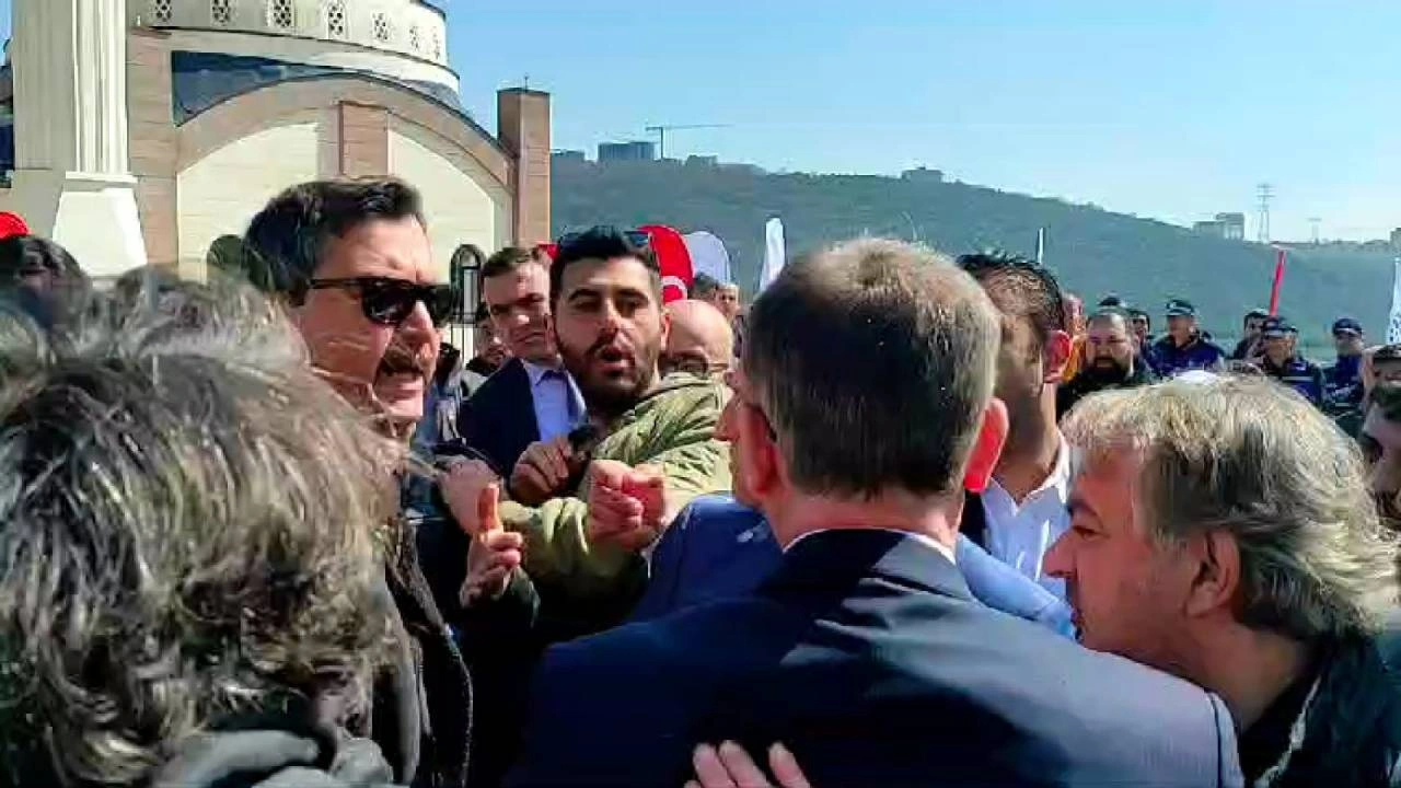 TOKİ Başkanı Ömer Bulut, protesto karşısında çıldırdı: Hak sahibine yumruk attı