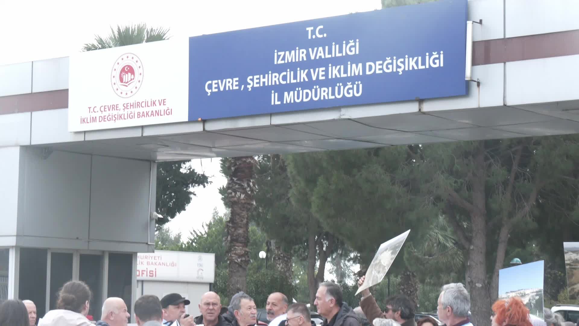 İzmir'de mahkeme kararına rağmen iki taş ocağının faaliyetlerine devam etmesi protesto edildi