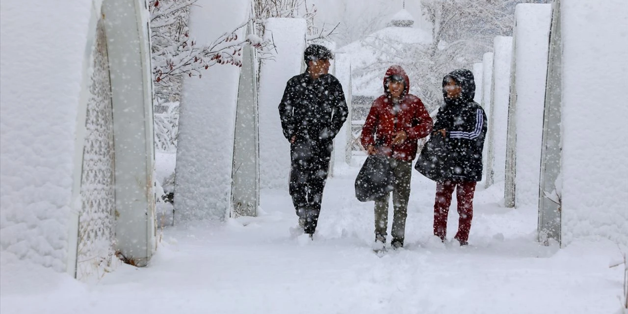 Eğitime kar engeli! İşte okulların tatil edildiği iller