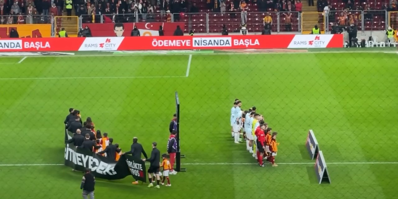 Galatasaray seremonisinde büyük skandal! Kaçak baronun çocuğuna en önden sıra