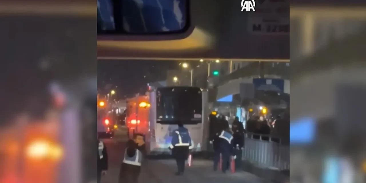 Avcılar'da metrobüs alev aldı! Dumanlar bir anda yükseldi; yolcular tahliye edildi