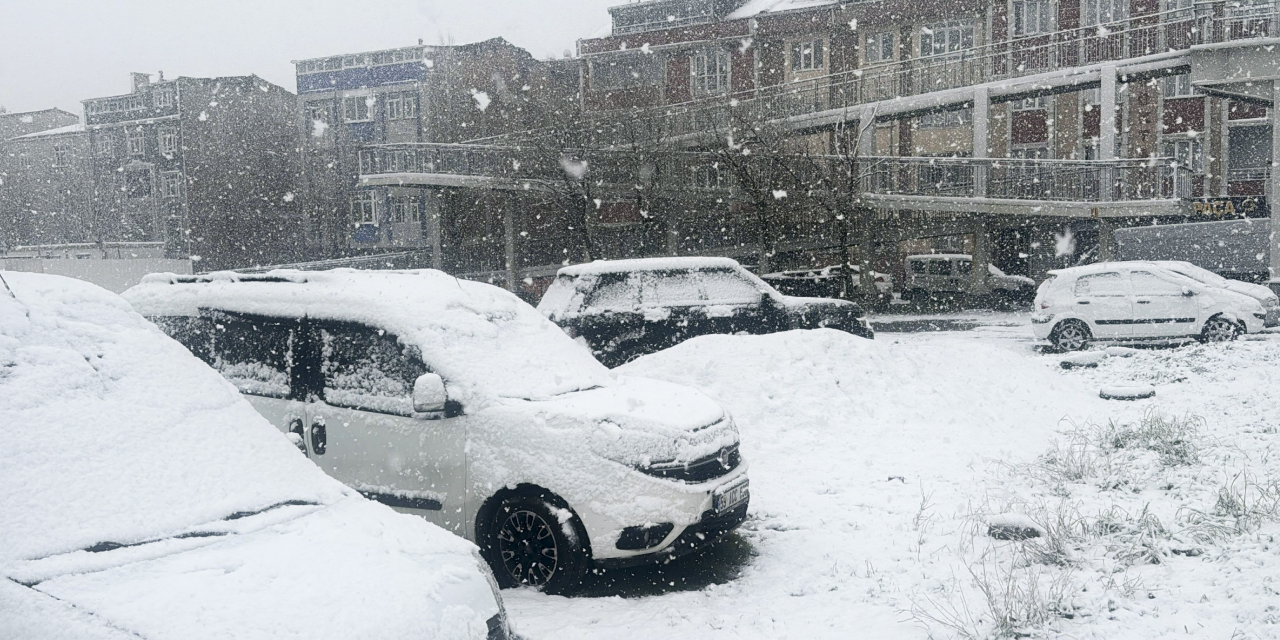 İstanbul'da kar çilesi! Ulaşım durdu; sürücüler yollarda kaldı