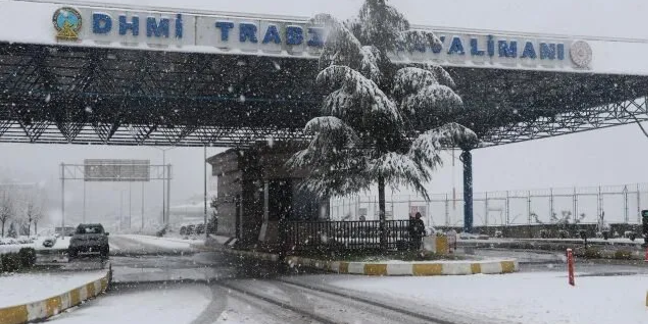 Yoğun kar yağışı hava trafiğini vurdu: 12 sefer iptal