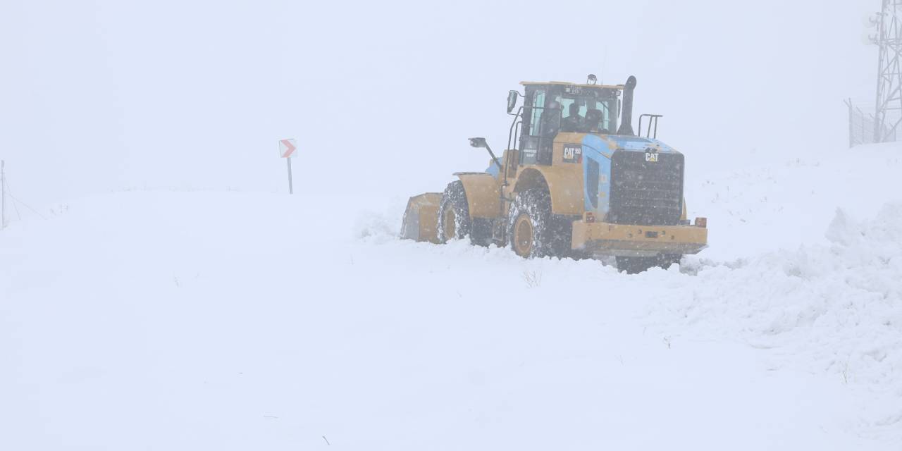 Doğu ve Güneydoğu’da kar engeli: Bin 576 köy ve mahalleye ulaşım yok