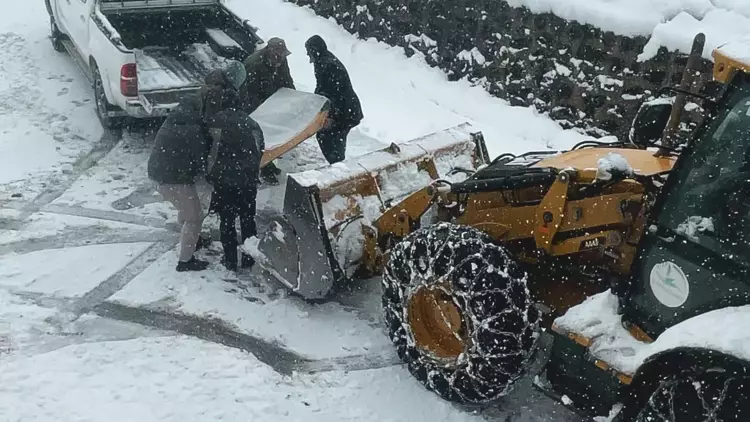 Rize'de kar nedeniyle cenazeler iş makinesiyle taşındı