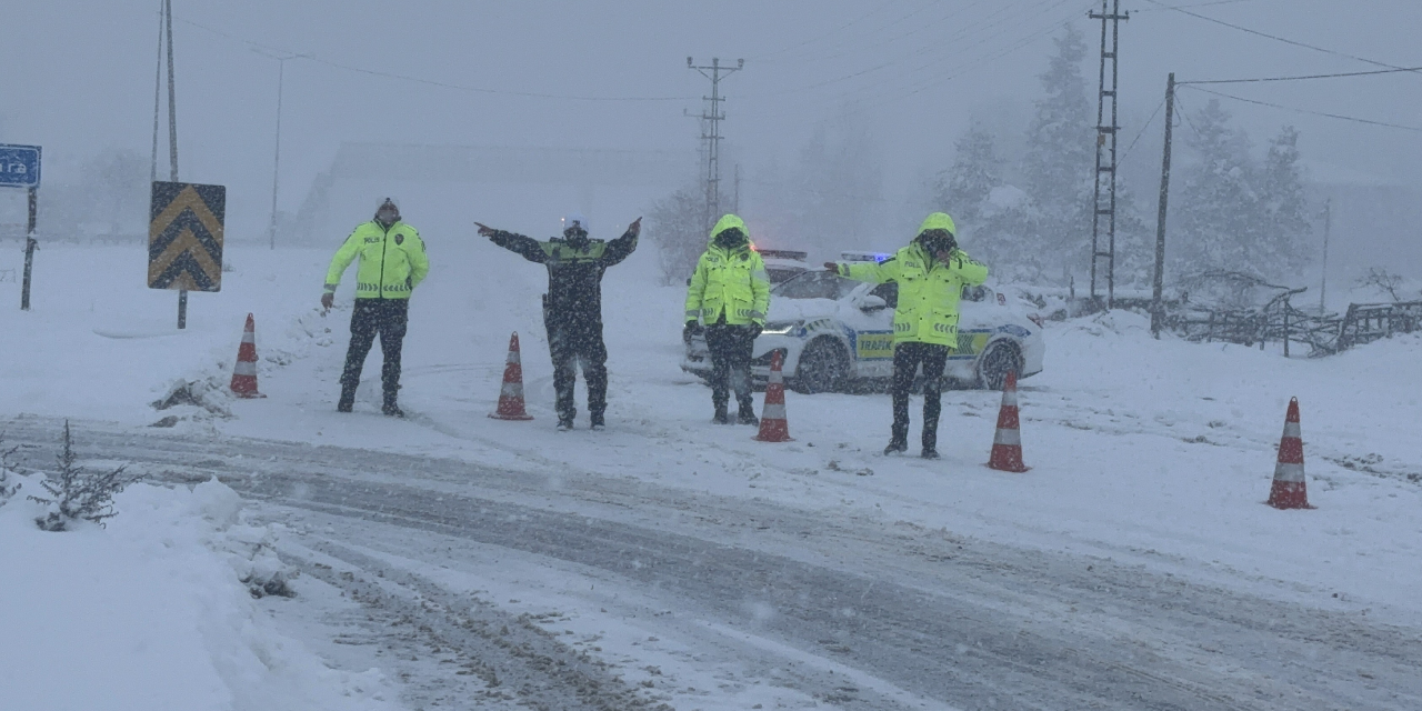 Bolu Dağı geçişi ulaşıma kapandı: Kar yağışı aniden bastırdı