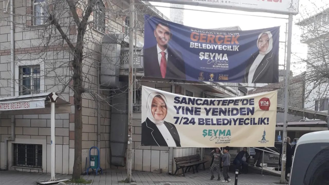 AKP’li adaylar cami önünde seçim propagandası yaptı