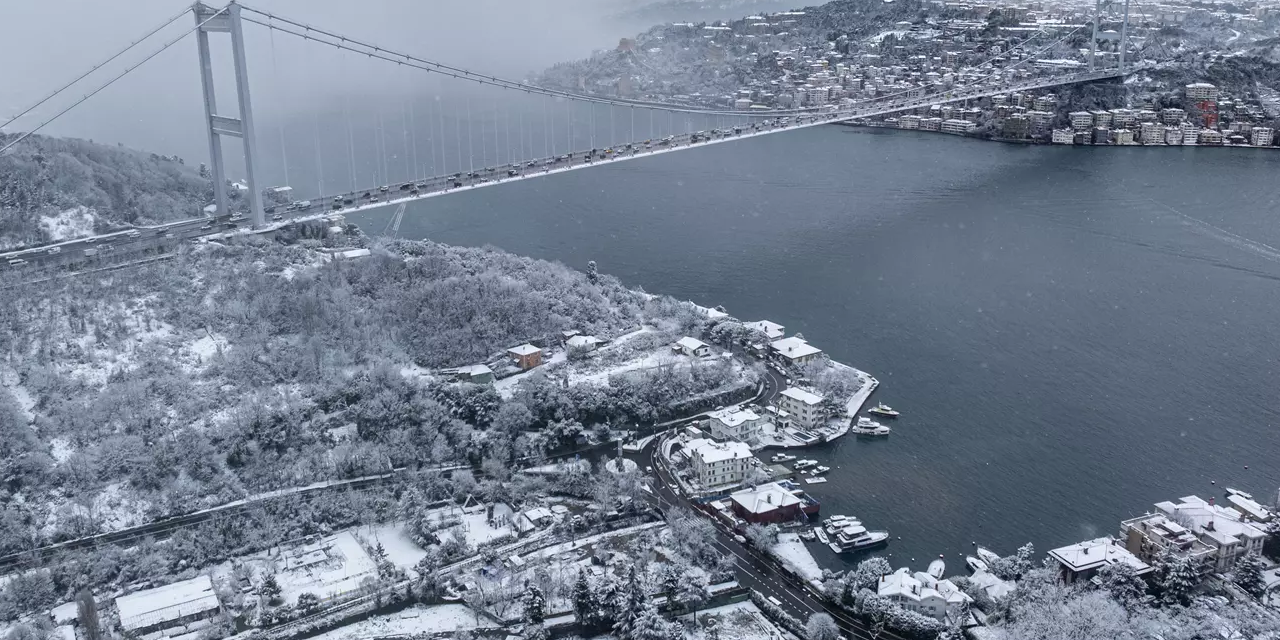 Sis engeli kalktı: İstanbul Boğazı'nda gemi trafiği normale döndü