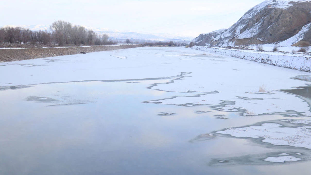 Türkiye'nin en uzun nehri Kızılırmak buz tuttu