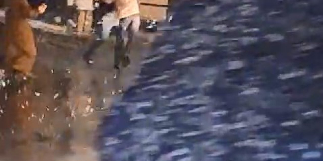 Sultangazi'de minibüse kartopu atan gence aracından inen şoför tokat attı