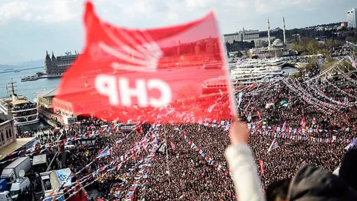 CHP Çiğli Gençlik Kolları başkanı ve 3 yönetici 'Cumhurbaşkanına hakaret' iddiasıyla gözaltına alındı