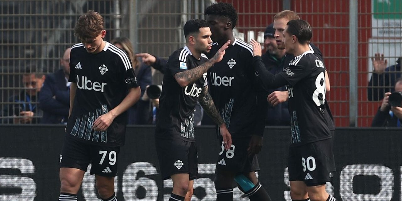 Como Napoli'yi yendi, Serie A'da zirve değişti