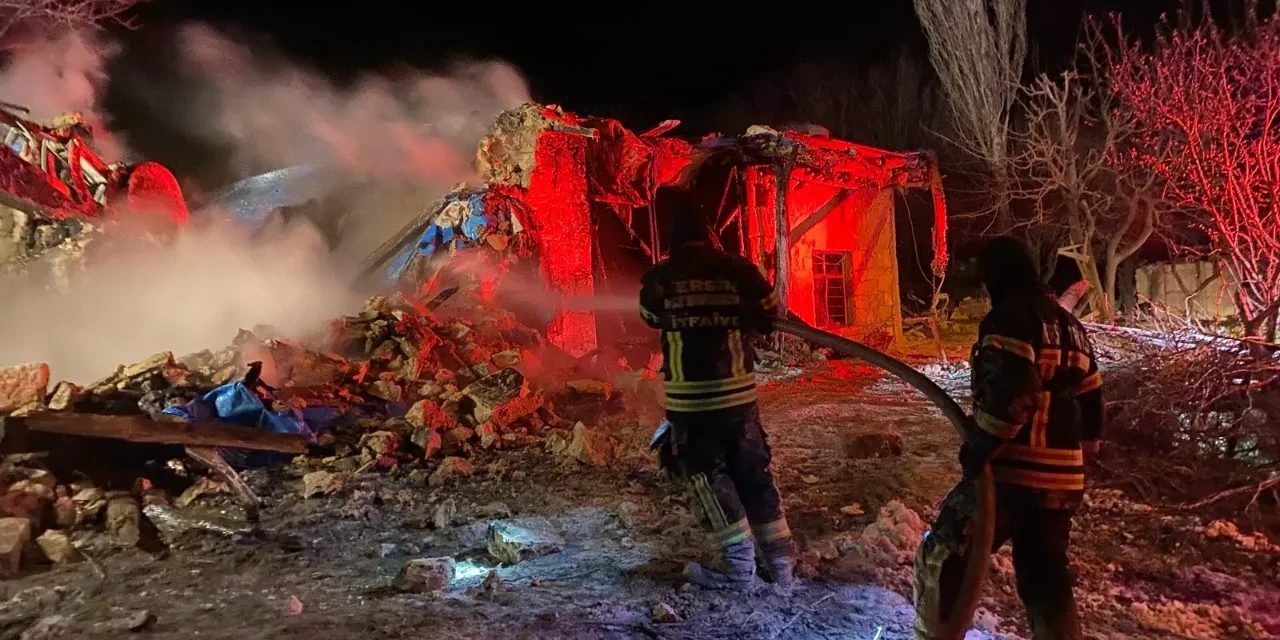 Ekipler, kepçe ile girdi: Mersin’de ev yangını can aldı!