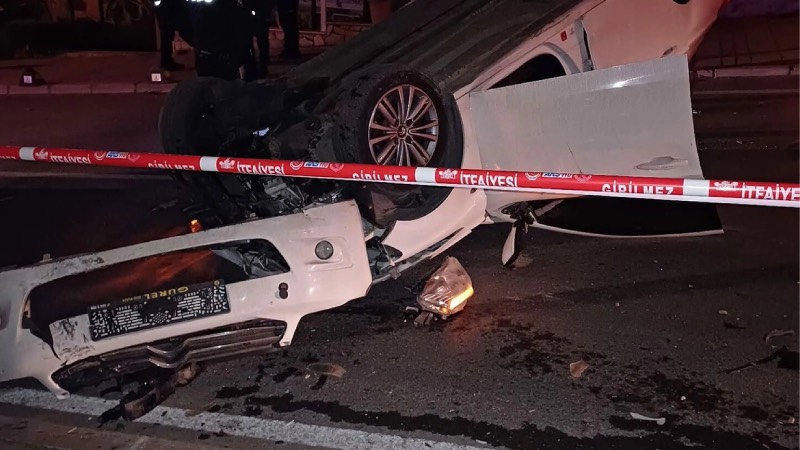İzmir'de feci kaza! Minibüs ile otomobil çarpıştı: 2 ölü, 2 yaralı