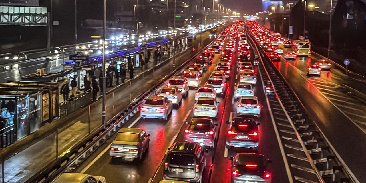 Trafik çilesi İstanbul'u kilitledi! İş çıkışı sonrası harita kırmızıya boyandı