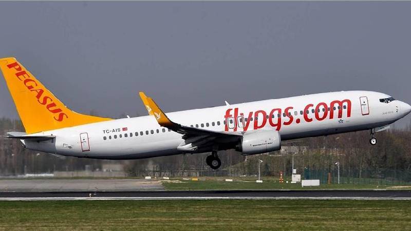 Pegasus'a ait uçak İngiltere'de acil iniş yaptı: Dumanlar yükseldi