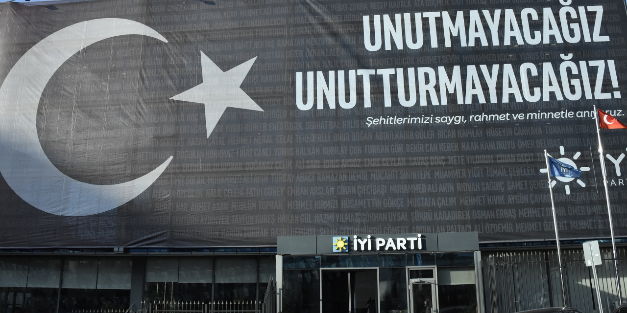 İYİ Parti'den Öcalan'ın 'silah bırakma' çağrısına siyah pankartlı tepki