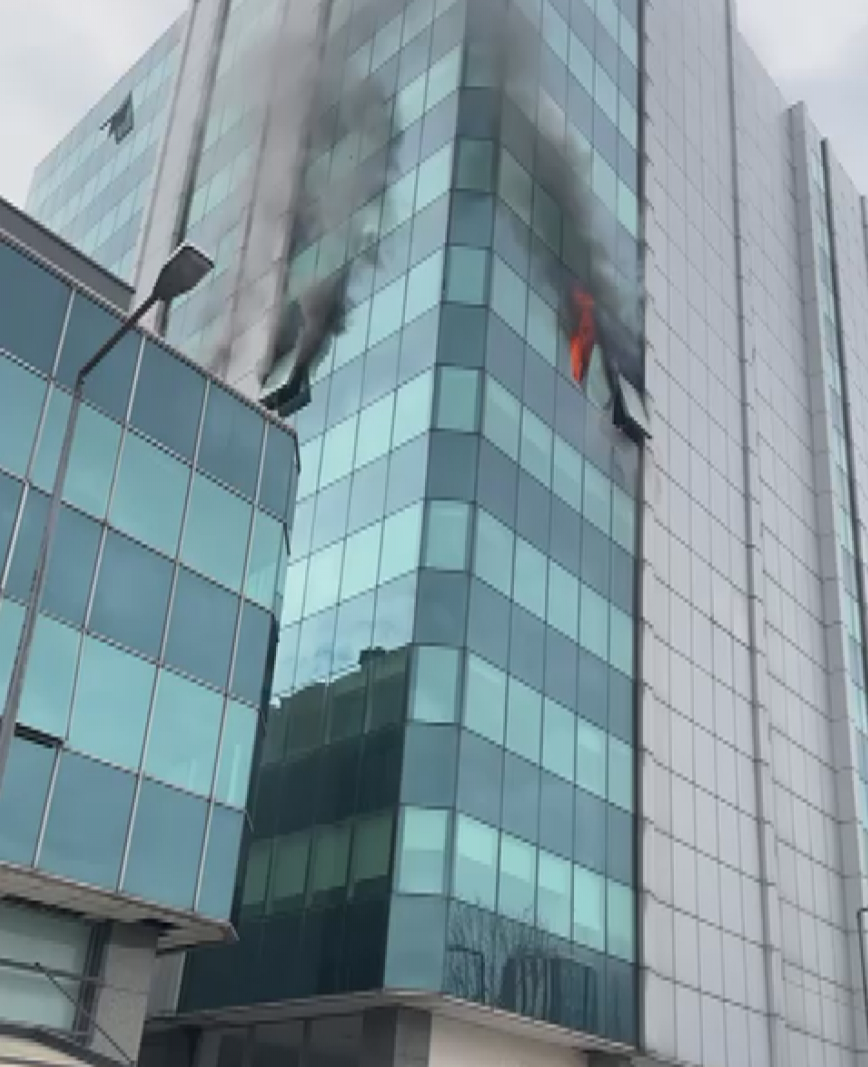 Zeytinburnu'nda iş merkezinde yangın: 1 yaralı