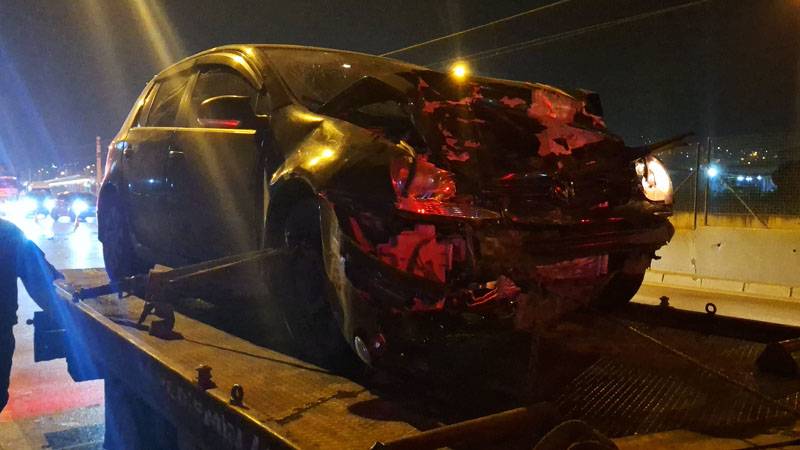 Halk otobüsüne araba çarptı: 10 kişi yaralandı