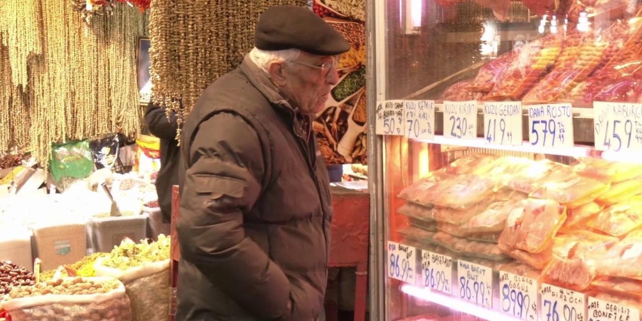 Hayat pahalılığı Ramazan sofralarına da yansıdı: 'Yavan ekmek yeriz, pirzola almak imkansız'