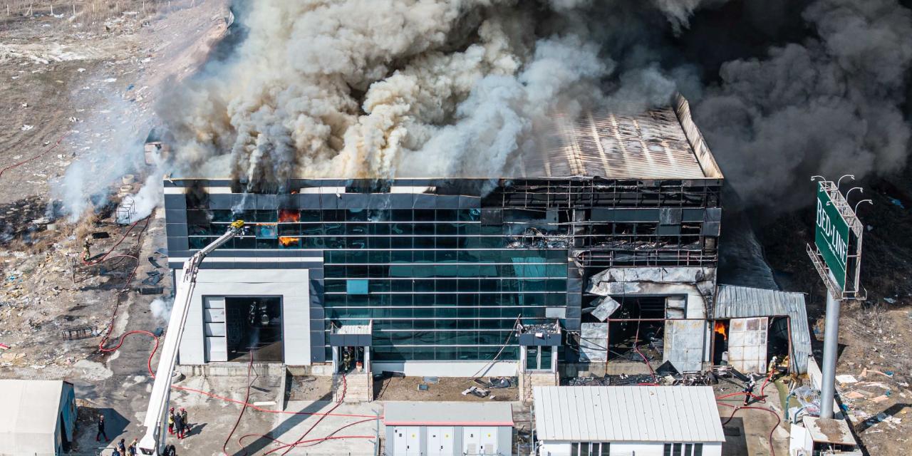 Ankara'da yatak fabrikasında yangın: İşçiler tahliye edildi, can kaybı yok