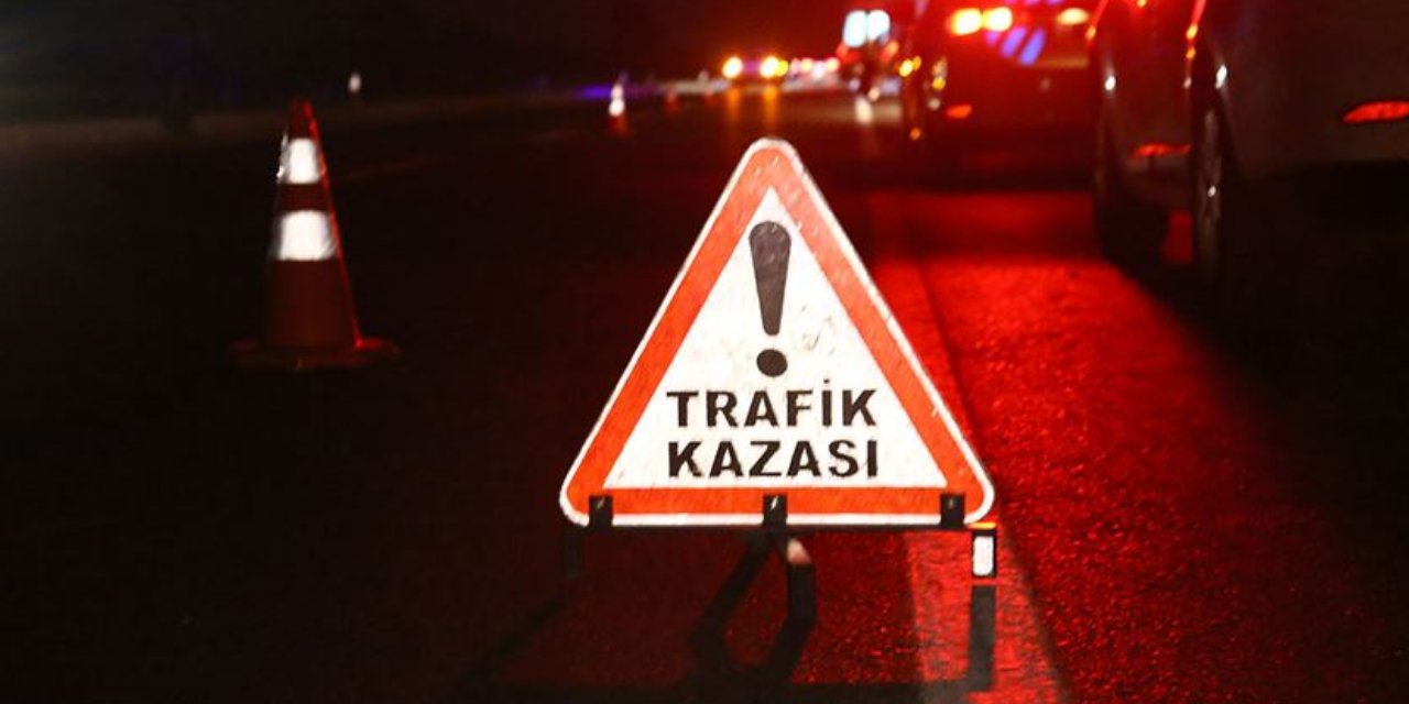 Çorum'da istinat duvarına çarpan otomobildeki 3 kişi yaralandı