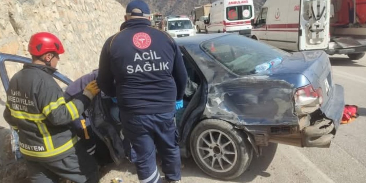 Çorum'da istinat duvarına çarpan otomobildeki 3 kişi yaralandı