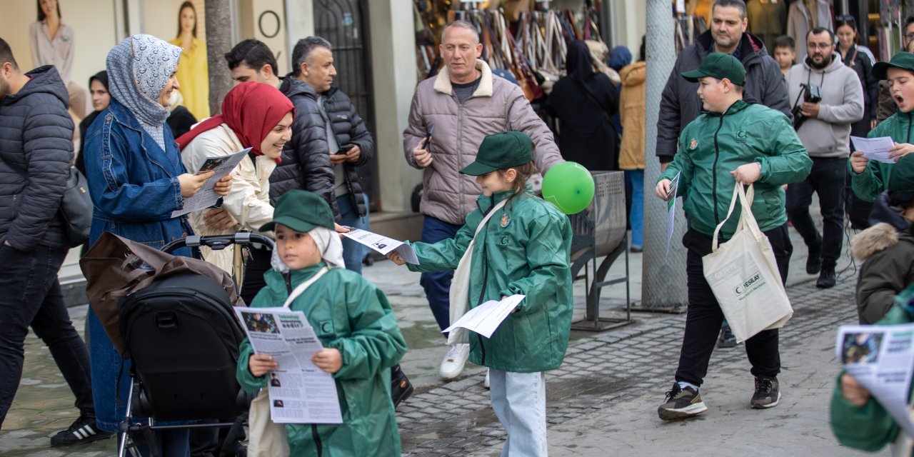 Sakarya'da gençler ve çocuklar, Yeşilay Haftası'nda sağlıklı yaşam için gazete dağıttı